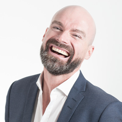 Teilnehmende Person mit Feedback zu Online Marketing Kursen